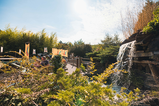 Photo de la cascade d'eau du Bag A Bato du parc Bagatelle