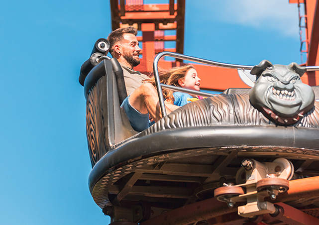 Photo de 2 visiteurs dans le Famous Jack, l'attraction rapide du parc Bagatelle