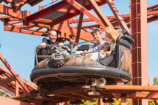 Photo de 4 visiteurs dans un véhicule du Famous Jack, l'attraction speed mouse du parc Bagatelle