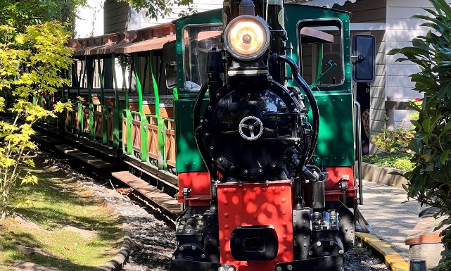 Photo du Petit Train en gare, le train qui fait le tour du parc Bagatelle