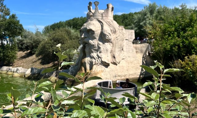 Zoom sur Poséidon, le dieu du Raft, l'attraction des bouées du parc Bagatelle