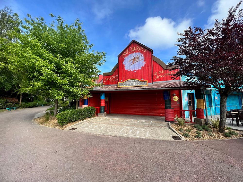 Photo de l'entrée du Ted's & Co abritant les jeux d'adresses du parc Bagatelle