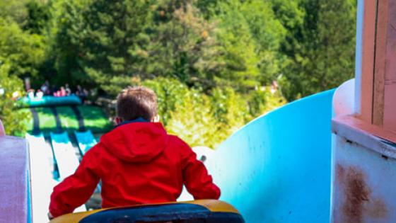 Photo du démarrage, depuis le haut du toboggan, du Rapido, les toboggans du parc Bagatelle