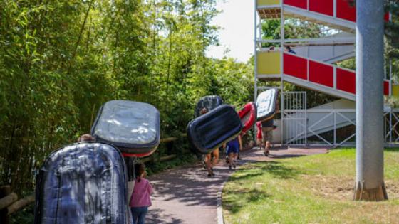 Photo de la montée des bouées du Rapido par les visiteurs, les toboggans du parc Bagatelle