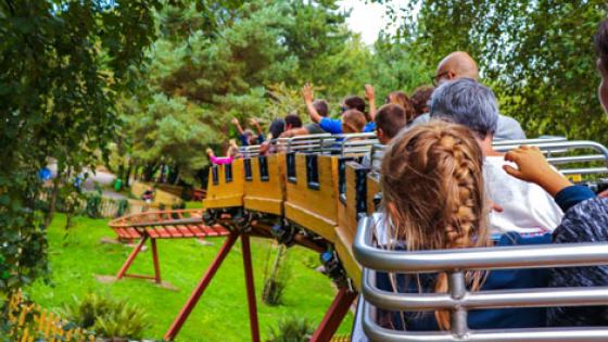 Photo prise de l'arrière du train du Spirale Express, le petit train de la mine pour les plus jeunes 