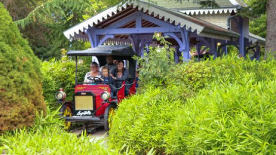 Zoom sur la gare des Tacots et la sortie des véhicules qui débutent le parcours de l'attraction