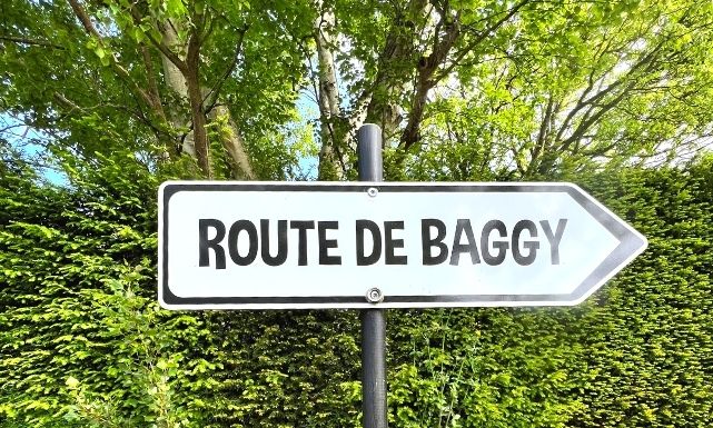 Zoom sur un panneau présent sur le parcours des Trotteurs, une attraction en libre-service au parc Bagatelle