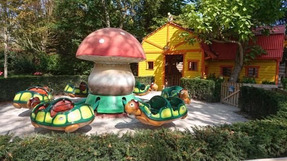 Photo de l'attraction des tortues de la Ronde des Tortues, une attraction pour les plus jeunes qui souhaitent se balader à dos de tortue au parc Bagatelle