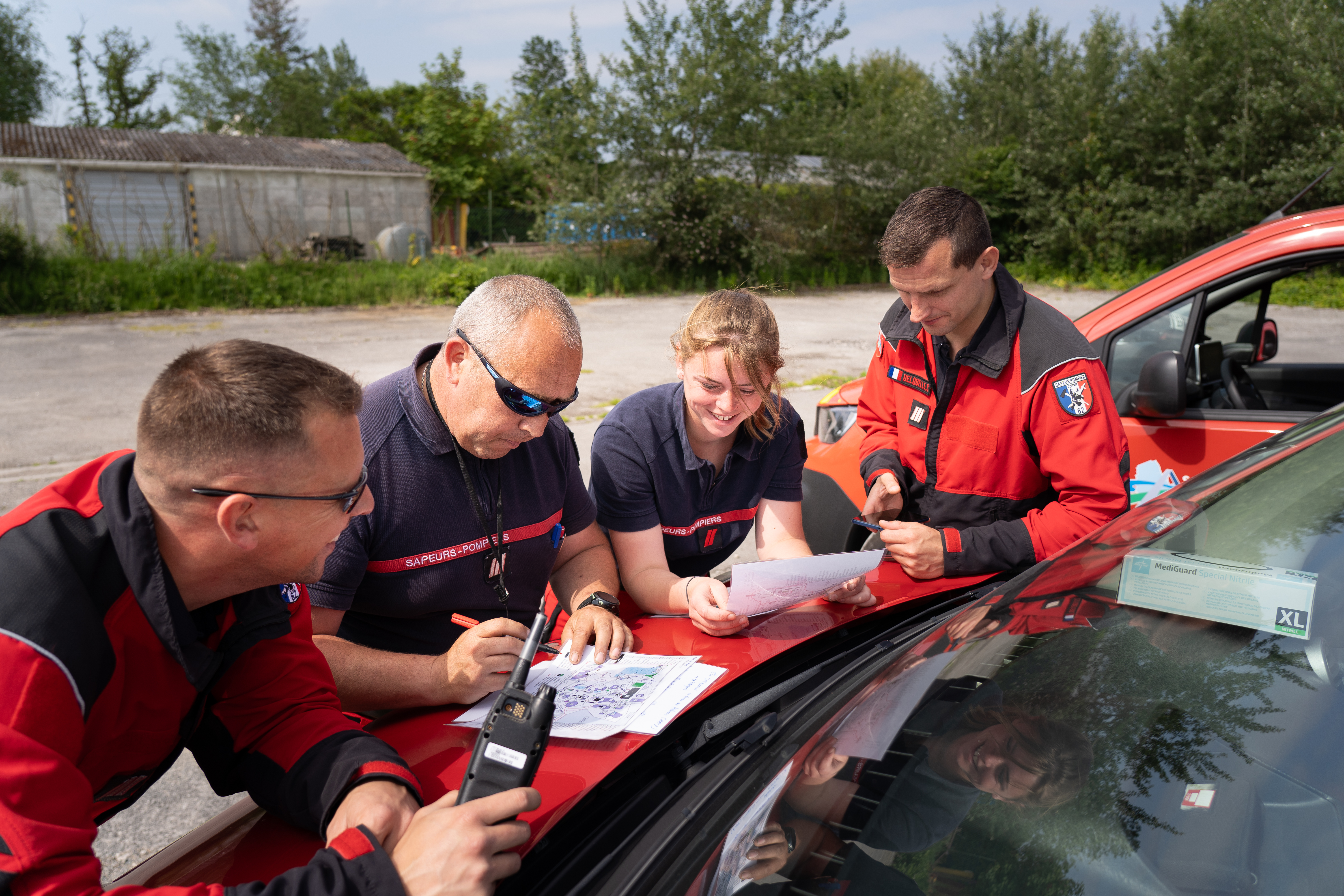 L'équipe de pompiers en train de s'entraîner